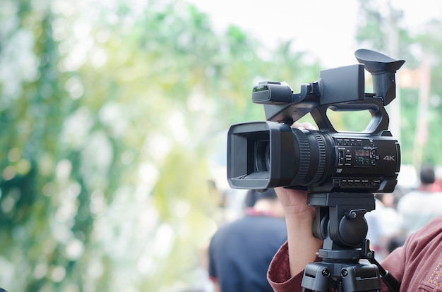 Foto video profesional, hombre, mano, tenencia, videocámara, operador, videocámara