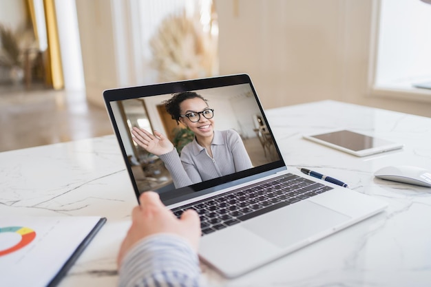 Video reunión chat comunicación en línea oficina virtual con compañeros de trabajo lugar de trabajo