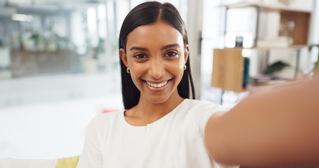 Videoanruf in den sozialen Medien und Business-Influencer-Livestreaming in neuen Büroräumen. Begeisterter indischer Unternehmer teilt gute Erfolgsnachrichten mit Karriereziel für Online-Follower
