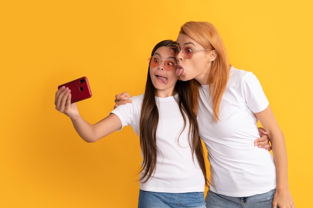 Videoanruf Mutter und Tochter Vlogging Online-Kommunikation Mutter und Kind Blogger glückliche Frau und Mädchen machen Selfie mit Handy-Selfie-Familie modernes Leben mobile Technologie