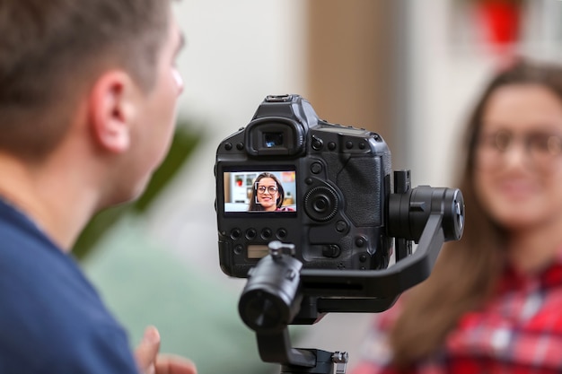 Videoaufnahmen einer jungen Frau