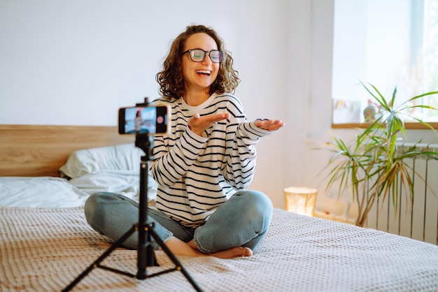 Videoblog Mujer joven mirando a la cámara y contando su historia mientras dirige un videoblog