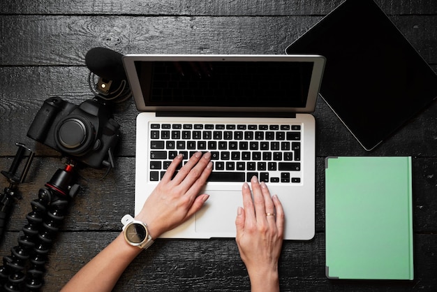 Videoblogger mit Digitalkamera und Computer zur Erstellung von Inhalten