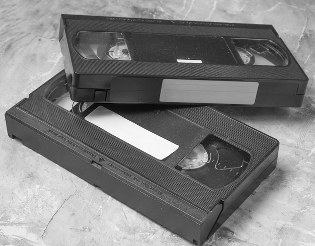 Videocasetes retro vhs de los años 80 sobre hormigón