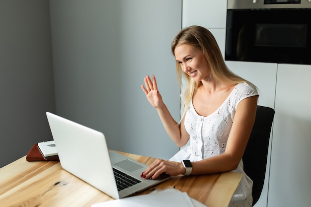 Videochamada com outras pessoas no laptop dentro de casa.