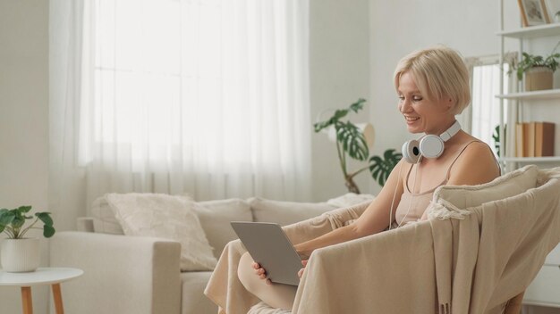 Videochamada comunicação à distância positiva feliz mulher casual sentada em uma poltrona falando on-line