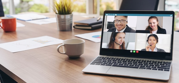 Videochamada de executivos reunidos em um local de trabalho virtual ou em um escritório remoto