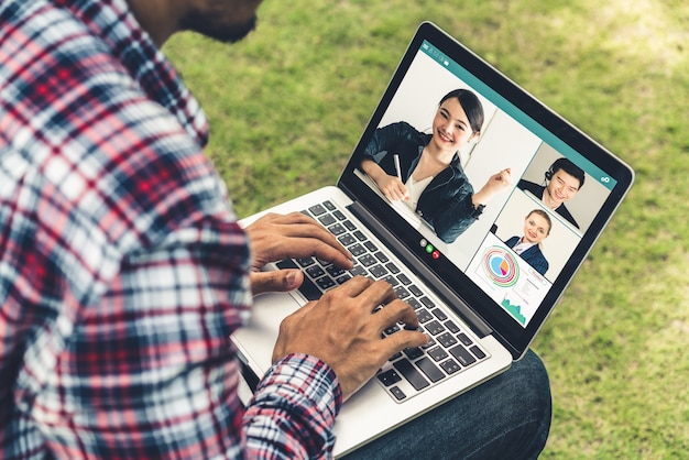 Videochamada de executivos reunidos em um local de trabalho virtual ou em um escritório remoto