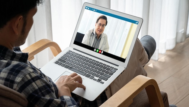 Foto videochamada médica on-line por um moderno aplicativo de software de telemedicina para reunião virtual com o paciente