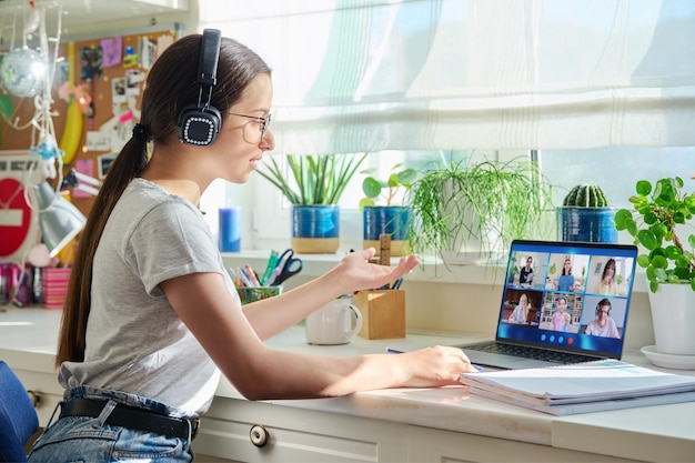 Videoconferência adolescente olhando para a tela do computador com um grupo de estudantes