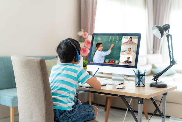 Videoconferencia de estudiantes asiáticos, e-learning con profesores y compañeros de clase