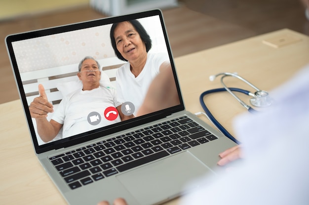 Foto videoconferência online com o médico com o paciente idoso para monitorar e solicitar os sintomas da doença