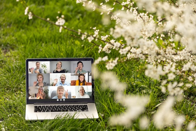 Videoconferencia en PC portátil en el jardín de vacaciones en verano.