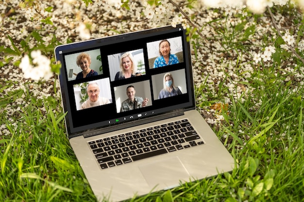 Videoconferencia en PC portátil en el jardín de vacaciones en verano.