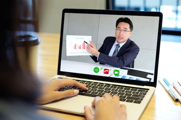 Videoconferencia, trabajo desde casa, empresario haciendo videollamadas a empleados con web virtual