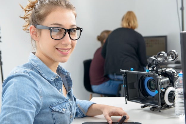 Videoeditor der jungen frau, der im studio arbeitet