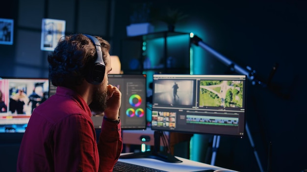 Videógrafo ajustando clips mientras escucha música en auriculares