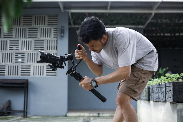 Videógrafo cineasta director de fotografía dop con cardán y cámara DSLR