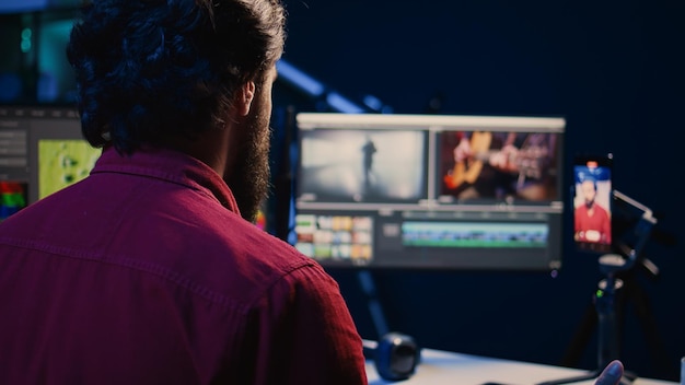 Videógrafo que usa un teléfono inteligente para grabarse a sí mismo explicando técnicas básicas de edición para principiantes vendiendo un curso en línea Editor de video profesional filmando imágenes manipulando tutorial