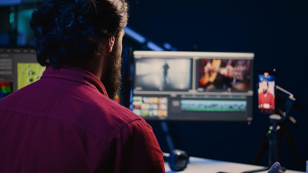 Foto videógrafo que usa un teléfono inteligente para grabarse a sí mismo explicando técnicas básicas de edición para principiantes vendiendo un curso en línea editor de video profesional filmando imágenes manipulando tutorial