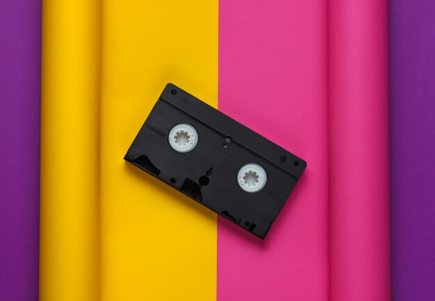 Videokassette auf eingewickeltem Papier