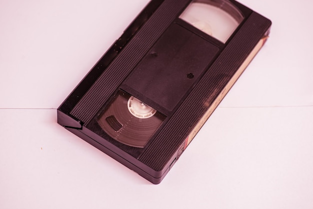 Videokassette isoliert vor weißem Hintergrund