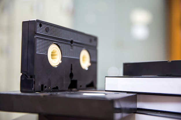 Videokassetten VHS im Videorecorder und Stapelstapel-Konzept des alten Retro-Stils oder alte elektrische und elektronische Geräte Multimedia-Wiedergabegerät altmodisch