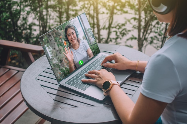 Foto videokonferenz für geschäftsfrauen über computer-online-technologie