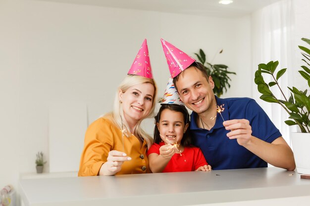 Videokonferenz-Party-Online-Meeting mit Freunden und Familie. Geburtstagsfeier im Facetime-Anruf. Partys während der Coronavirus-Quarantäne-Langstreckenfeier.