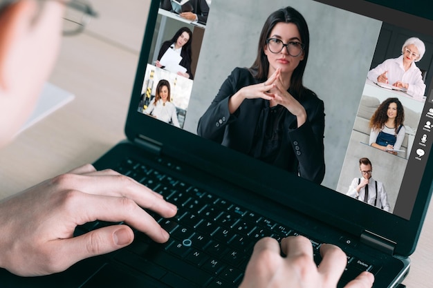 Videokonferenz Virtuelles Meeting Telearbeit im Unternehmen Mann, der online mit dem Geschäftsteam im digitalen Büro auf dem Laptop-Bildschirm arbeitet
