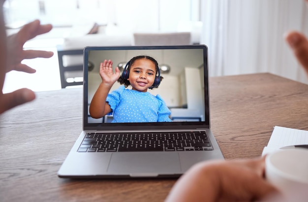 Foto videollamada de computadora portátil y saludo infantil al maestro de la familia y para conectarse en línea con auriculares dispositivo digital niño en la pantalla y comunicarse con amigos familiares o padres divertirse hablando y chateando