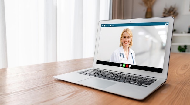 Videollamada de doctor en línea por aplicación de software de telemedicina moderna