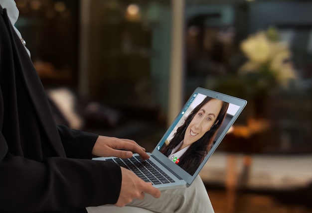 Videollamada a empresarios reunidos en un lugar de trabajo virtual o una oficina remota