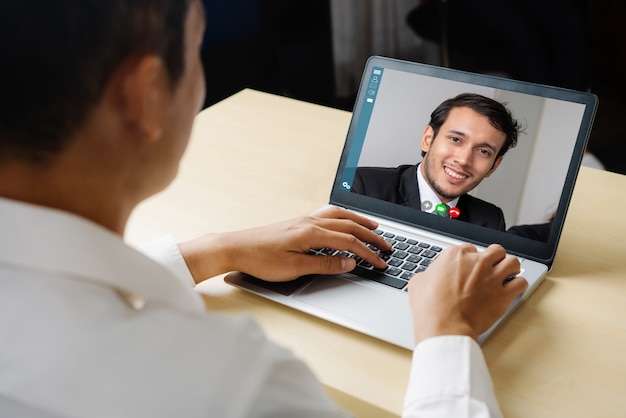 Foto videollamada a empresarios reunidos en un lugar de trabajo virtual o una oficina remota