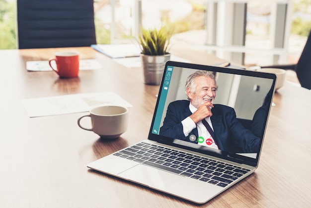 Videollamada a empresarios reunidos en un lugar de trabajo virtual o una oficina remota