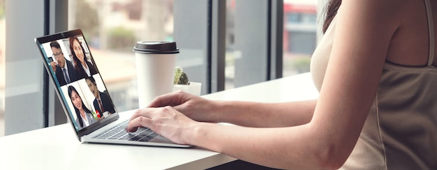 Videollamada a empresarios reunidos en un lugar de trabajo virtual o una oficina remota