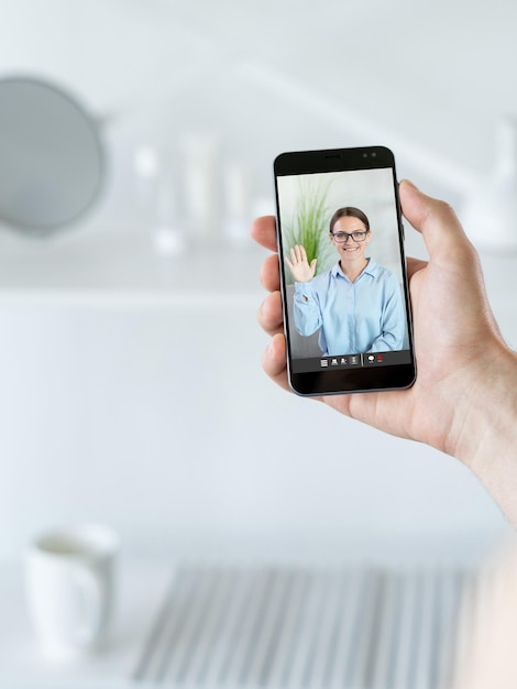 Videollamada experta en belleza mujer en línea por teléfono