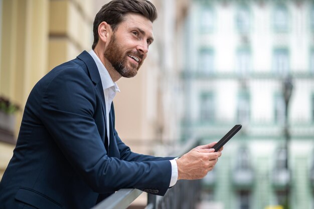 Videollamada. Joven empresario con una tableta en las manos con una videollamada