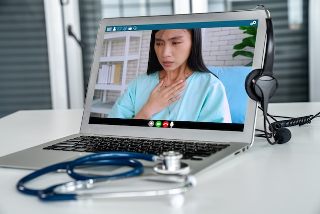 Videollamada en línea del servicio de telemedicina para que el médico charle activamente con el paciente