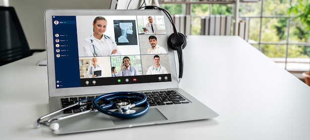 Foto videollamada en línea del servicio de telemedicina para que el médico charle activamente con el paciente