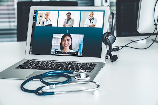 Videollamada en línea del servicio de telemedicina para que el médico charle activamente con el paciente