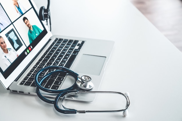 Foto videollamada en línea del servicio de telemedicina para que el médico charle activamente con el paciente