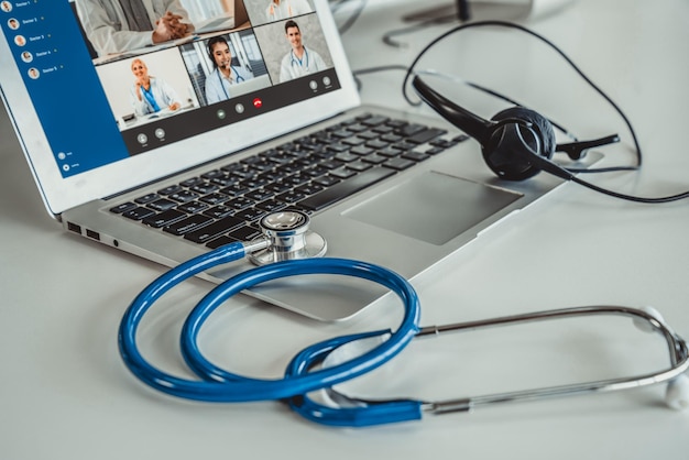 Videollamada en línea del servicio de telemedicina para que el médico charle activamente con el paciente