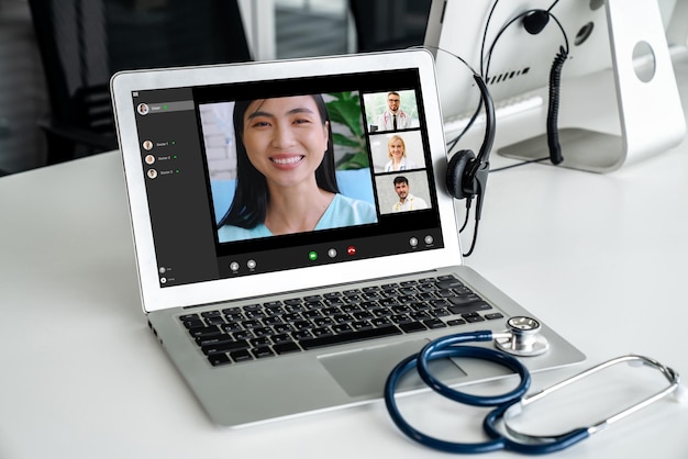 Videollamada en línea del servicio de telemedicina para que el médico charle activamente con el paciente