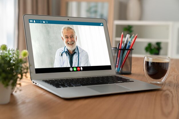 Videollamada médica en línea mediante una aplicación de software de telemedicina moderna para una reunión virtual con el paciente