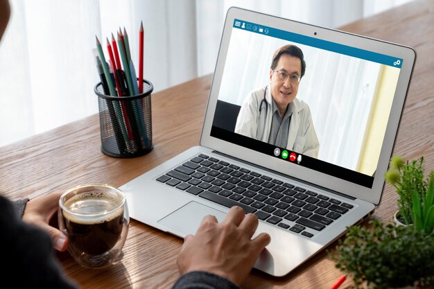 Foto videollamada médica en línea mediante una aplicación de software de telemedicina moderna para una reunión virtual con el paciente