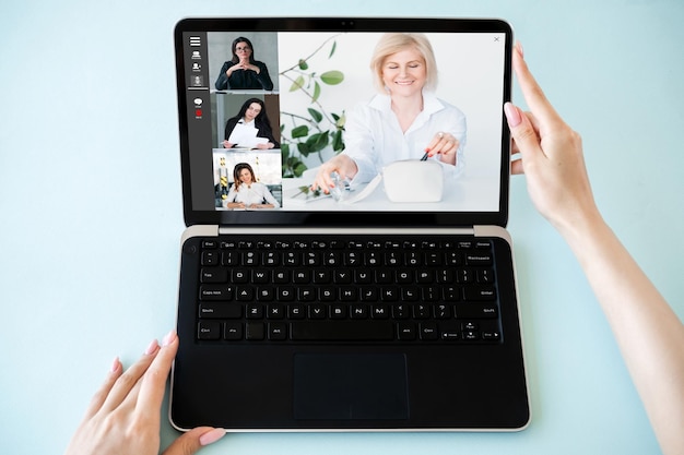Videollamada de mujeres Reunión virtual Vida empresarial moderna Comunicación a distancia Amigas hablando en línea en la pantalla del portátil aislado en azul