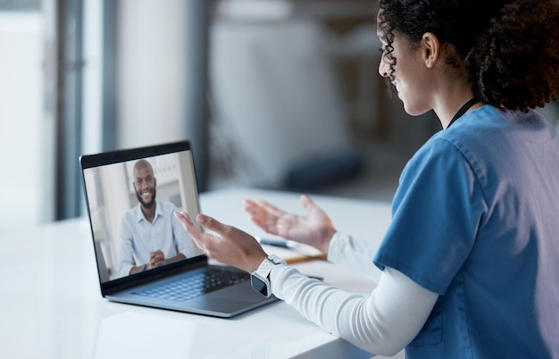 Videollamada portátil y médico consultando en línea atención médica virtual o servicio de telesalud para obtener ayuda y apoyo Pantalla de computadora enfermera profesional médica hablando con pacientes o personas negras