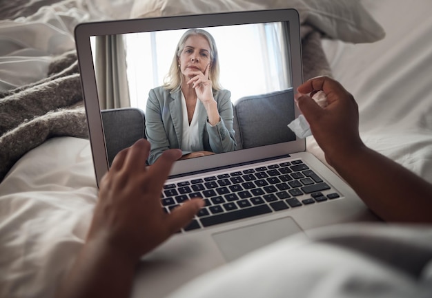 Foto videollamada de psicólogo o terapia en la pantalla de una computadora portátil para obtener consejos de apoyo o salud mental en una reunión en línea ayuda virtual o terapeuta mujer hablando con un paciente cliente o una persona en la computadora en la cama