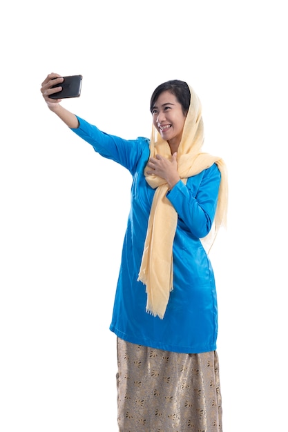 Videollamadas musulmanas emocionadas usando un teléfono inteligente móvil